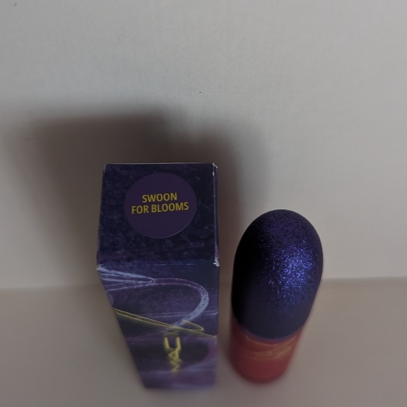 MAC x Lisa Blackpink Powder Kiss Liquid Lipcolour - Swoon For Blooms - Picture 2 of 2